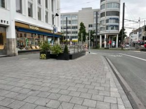 Breiter Bürgersteig am östlichen Neumarkt