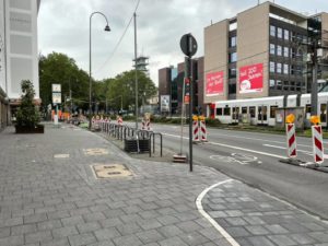 Breiter Bürgersteig und Fahrradständer