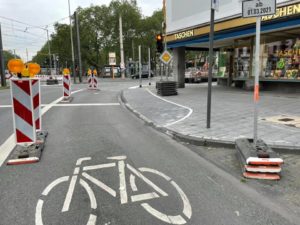 Breiter Fahrradweg neben dem Bürgersteig